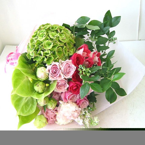 B017 ピンク・グリーンのボリューム花束サムネイル